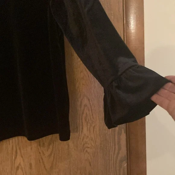 Gorgeous Black Velvet Top ….w Bow and opening at top of back - Picture 4 of 7